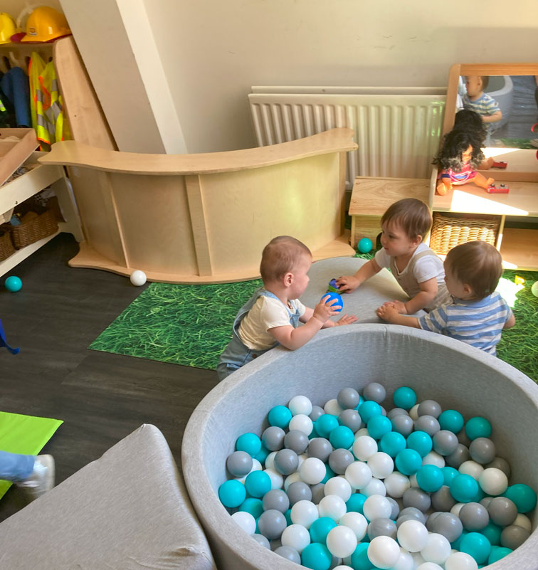 Jamie peston of SCBM services teaching nursery children at woodside gan nursery run by werton group, about shabbat